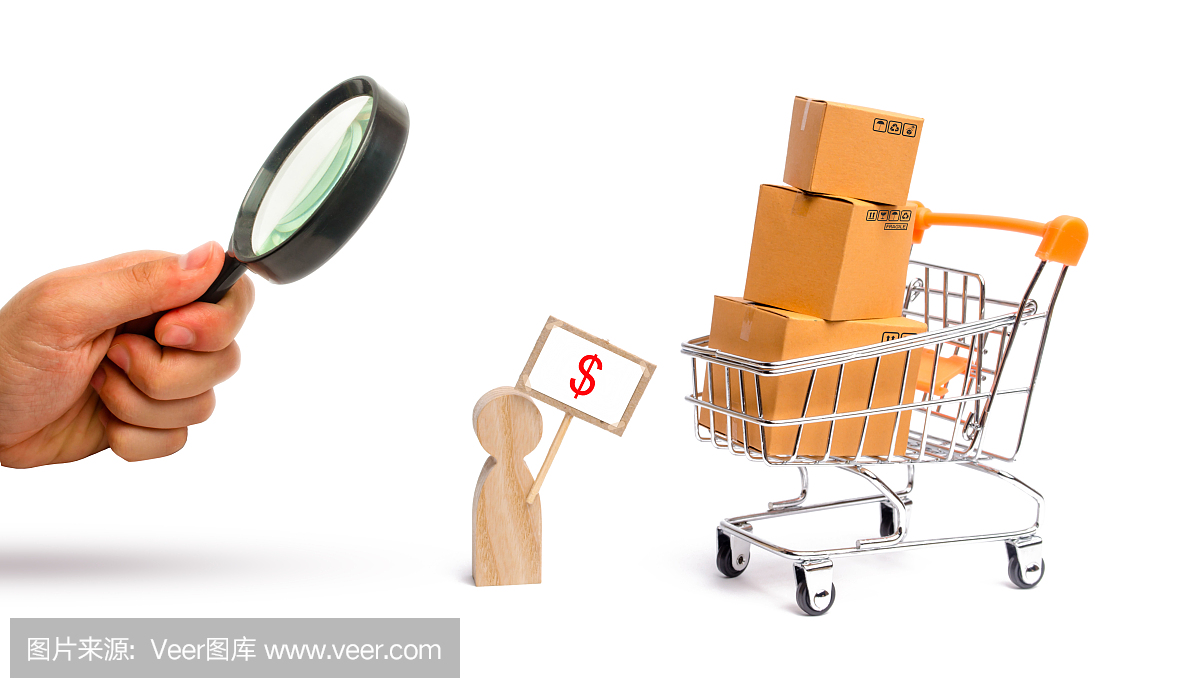 一個拿著放大鏡在看海報的男人在賣商品。裝著箱子和貨物的超市手推車。商業和貿易的概念,產品的銷售和購買,網上購物